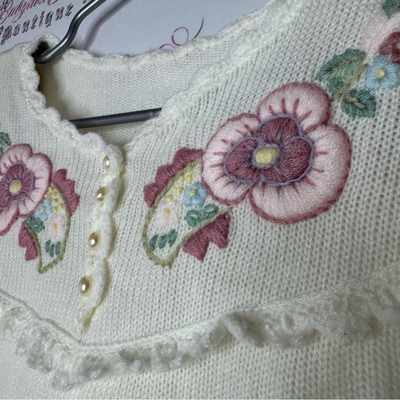 Grandmacore sweater pearls embroidered floral flowers white cream pink gorgeous - Picture 2 of 10